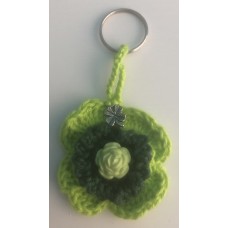 GEHAAKTE KLAVERTJE VIER hanger in GROENTINTEN met BLOEMKRAAL